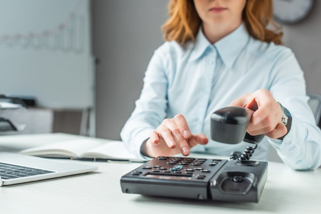 businesswoman-with-handset-min